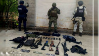 Decomisan cinco armas largas, equipo táctico y vehículos en Uruapan, Michoacán