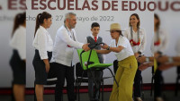 Gobierno de Michoacán beneficia a 6 mil alumnos en Huetamo; SEE entrega material educativo 