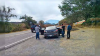 Alertan por grupo armado robando vehículos en la carretera Uruapan - Lombardía
