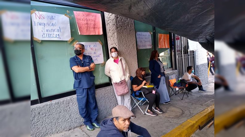 Toma SDTSSM oficinas de administración de Salud en Morelia, denuncia falta de equidad sindical