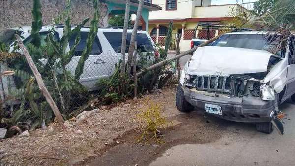 Chocan camioneta del expresidente Felipe Calderón en Quintana Roo - Foto 0 