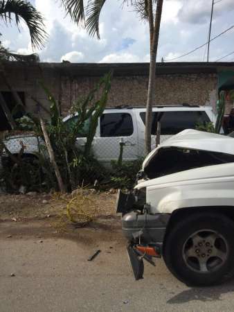 Chocan camioneta del expresidente Felipe Calderón en Quintana Roo - Foto 3 