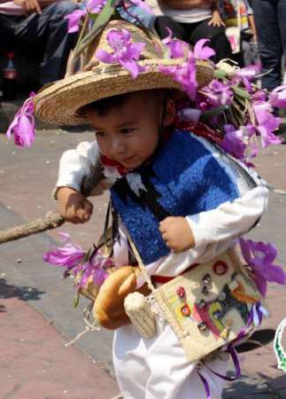 Colorido concurso y desfile de los oficios en Chilchota, Michoacán - Foto 0 