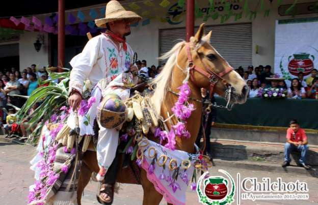 Colorido concurso y desfile de los oficios en Chilchota, Michoacán - Foto 1 