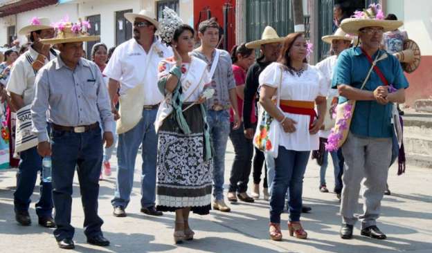 Colorido concurso y desfile de los oficios en Chilchota, Michoacán - Foto 3 