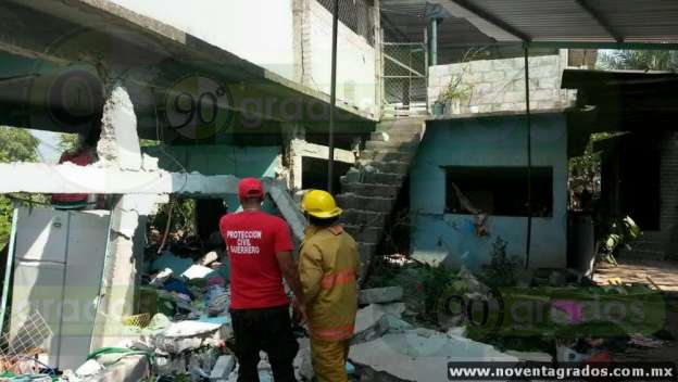 Explosión en almacén de pirotecnia deja tres lesionados y una casa casi colapsada, en Alpoyeca, Guerrero - Foto 1 