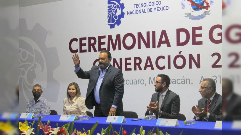 Julio Arreola presente en la Ceremonia de Graduación del ITSPA