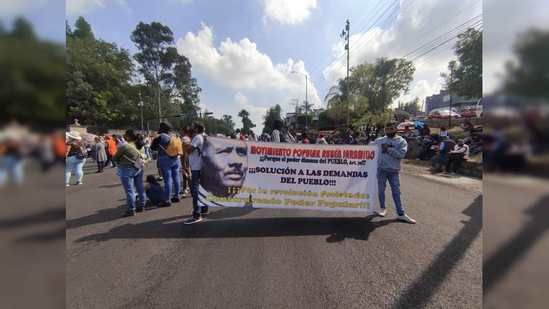 Integrantes del Movimiento Popular Rubén Jaramillo se manifiestan afuera de Casa Michoacán y originan caos vial