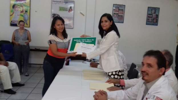 Entregan placas y reconocimientos  a propietarios de edificios certificados como libres de humo de tabaco - Foto 0 