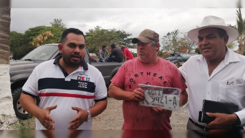 Entrega alcalde placas a vehículos legalizados en módulo de Coahuayana, Michoacán 