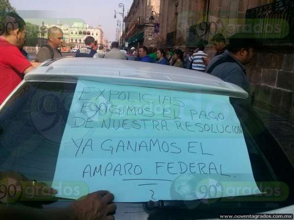 Morelia: Policías despedidos se manifiestan en Palacio de Gobierno 