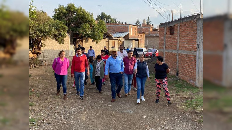 Se reúne Julio Arreola con vecinos de Eréndira 4, para atender sus demandas