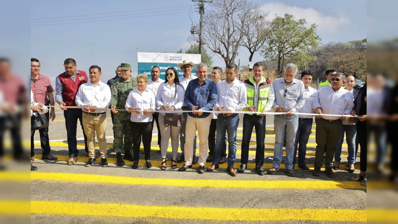 Inaugura Bedolla rehabilitación de tramo carretero en Chinicuila