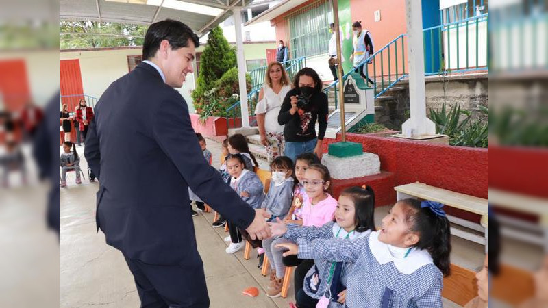 Entrega Toño Ixtláhuac equipo y material educativo en el preescolar Samuel Ramos 