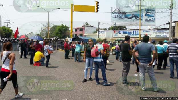 Maestros de la CNTE intentan boicotear evento de EPN en Lázaro Cárdenas, Michoacán - Foto 0 