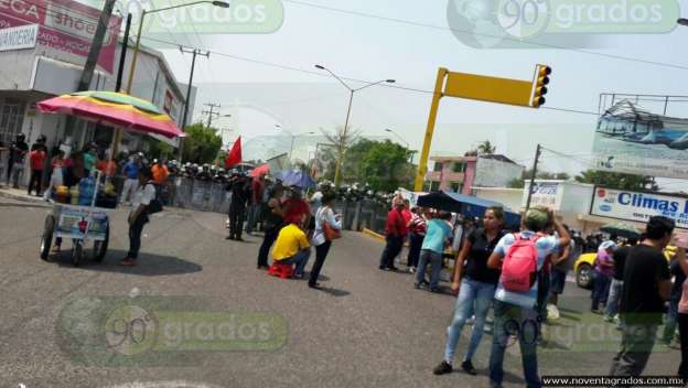 Maestros de la CNTE intentan boicotear evento de EPN en Lázaro Cárdenas, Michoacán - Foto 2 
