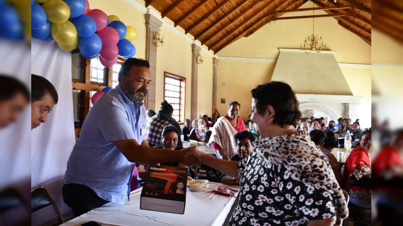 Julio Arreola celebra con "Renacer de Pátzcuaro”, a madres y niños patzcuarenses 