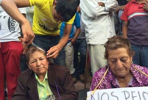 Miembros de la CNTE rapan y obligan a maestros "traidores" a caminar descalzos   - Foto 0 