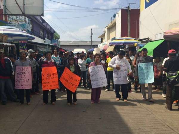 Miembros de la CNTE rapan y obligan a maestros "traidores" a caminar descalzos   - Foto 1 