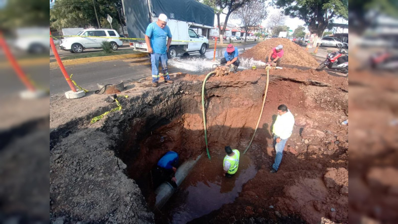 Realiza CAPASU reparación emergente de fuga de agua en el barrio de San Miguel