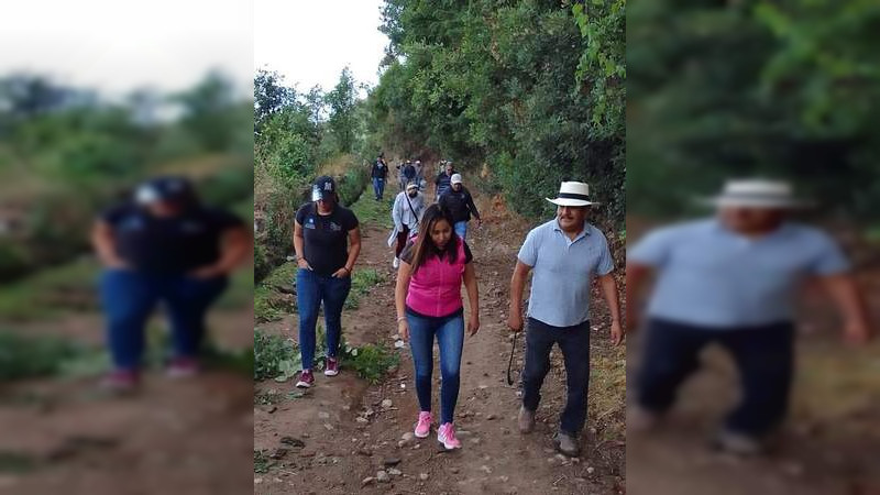 Gloria Tapia gestiona y apoya en la construcción de canal de riego y bordo en Michoacán  