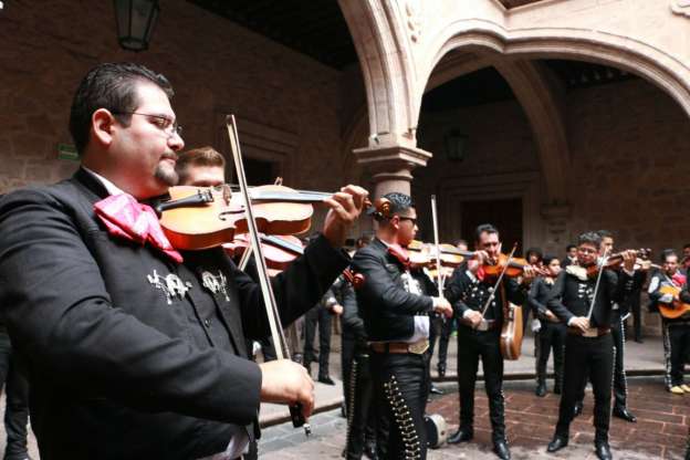 Mariachis se manifiestan de manera inusual en Palacio Municipal - Foto 0 