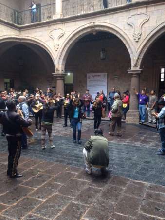 Mariachis se manifiestan de manera inusual en Palacio Municipal - Foto 1 