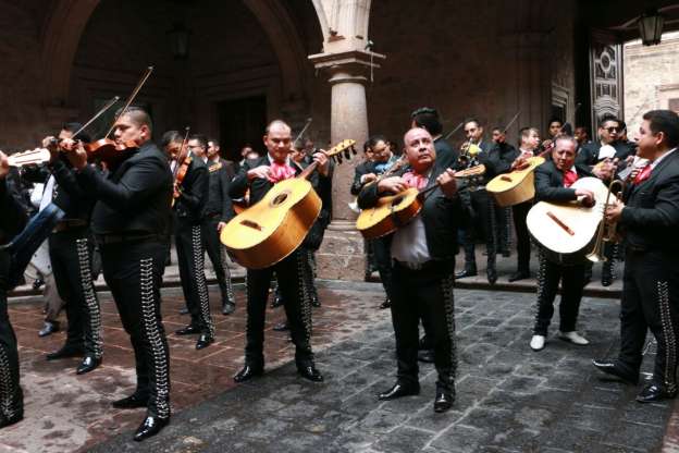 Mariachis se manifiestan de manera inusual en Palacio Municipal - Foto 4 