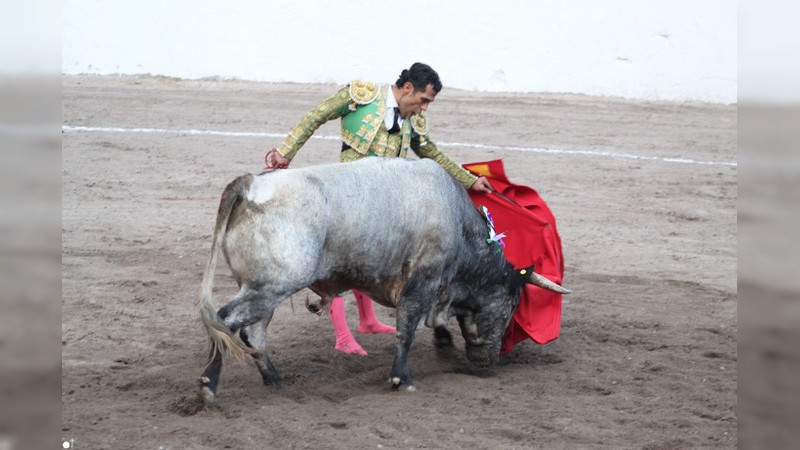 Isaac Chacón corta 3 orejas en Salvatierra; Paco Doddoli tumbo 2 y se salvo de la cornada 