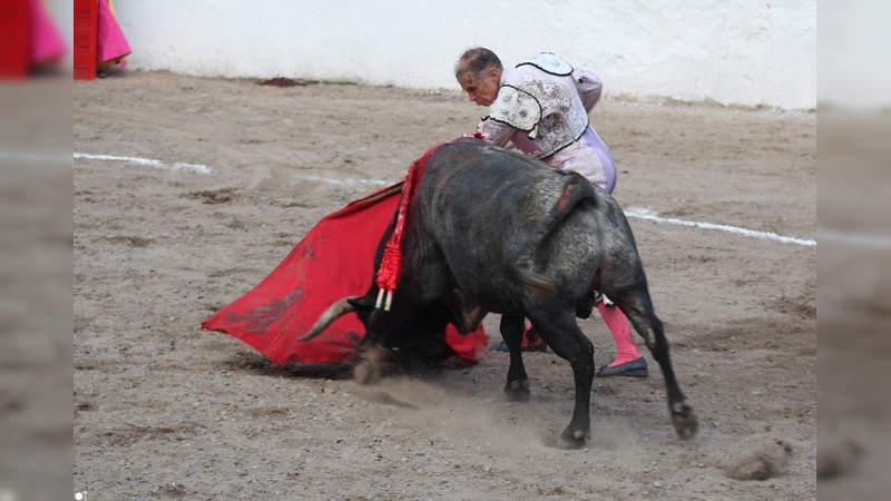 Isaac Chacón corta 3 orejas en Salvatierra; Paco Doddoli tumbo 2 y se salvo de la cornada 