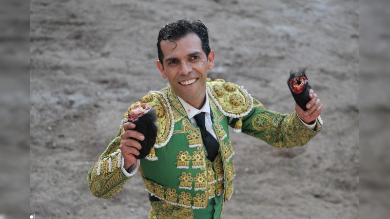 Isaac Chacón corta 3 orejas en Salvatierra; Paco Doddoli tumbo 2 y se salvo de la cornada 