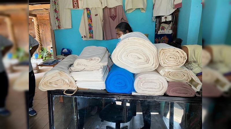 Entregan IAM y FONART apoyos a artesanas y artesanos de Zacán