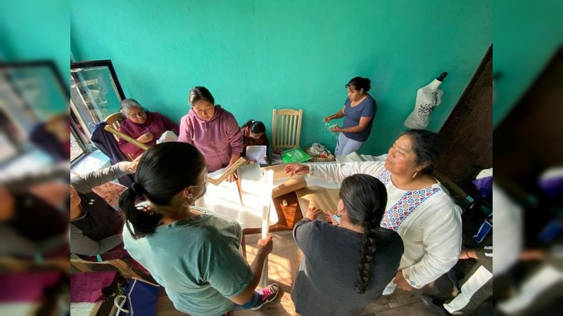 Entregan IAM y FONART apoyos a artesanas y artesanos de Zacán