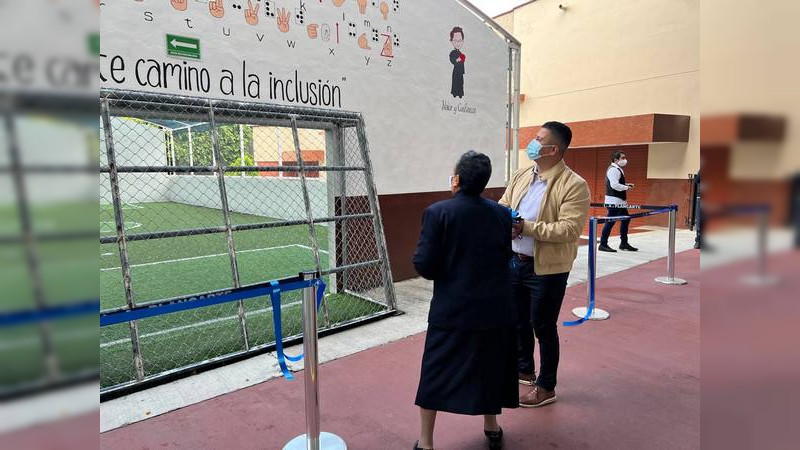 Víctor Zurita inaugura mural inclusivo de lengua de señas en el Instituto Antonio Plancarte 