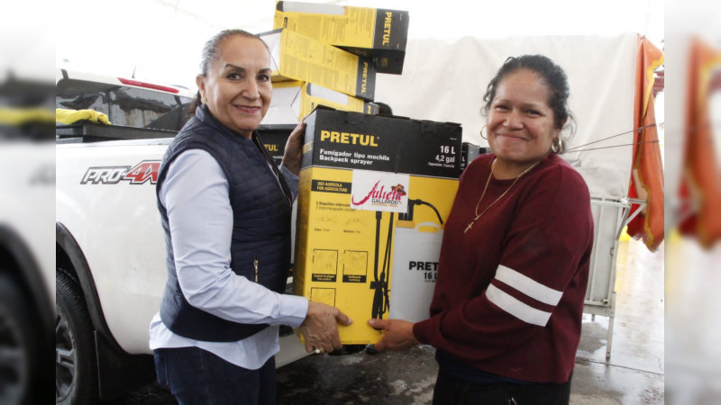 Julieta Gallardo entrega mochilas aspersoras en Chucándiro y Puruándiro 