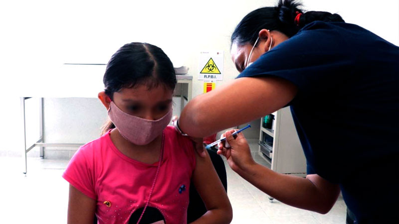 FDA recomienda uso de vacuna Moderna en menores de 6 a 17 años 