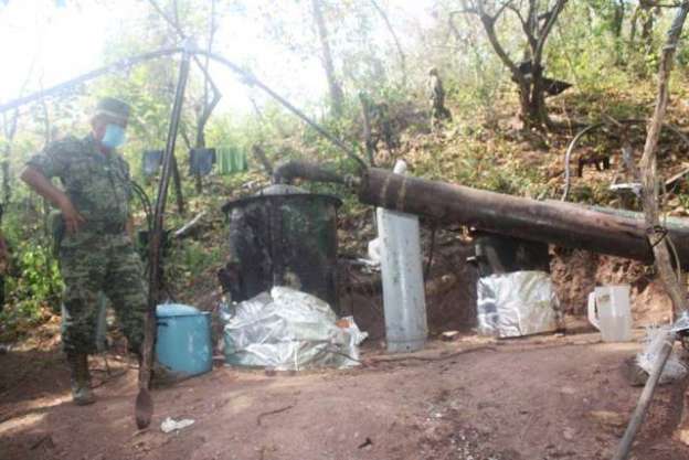 Ejército localiza y asegura narcolaboratorio en Aguililla, Michoacán - Foto 3 
