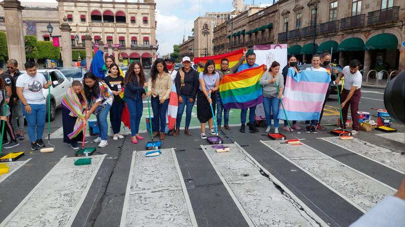 Pasos peatonales fueron pintados de arcoíris por mes del orgullo 
