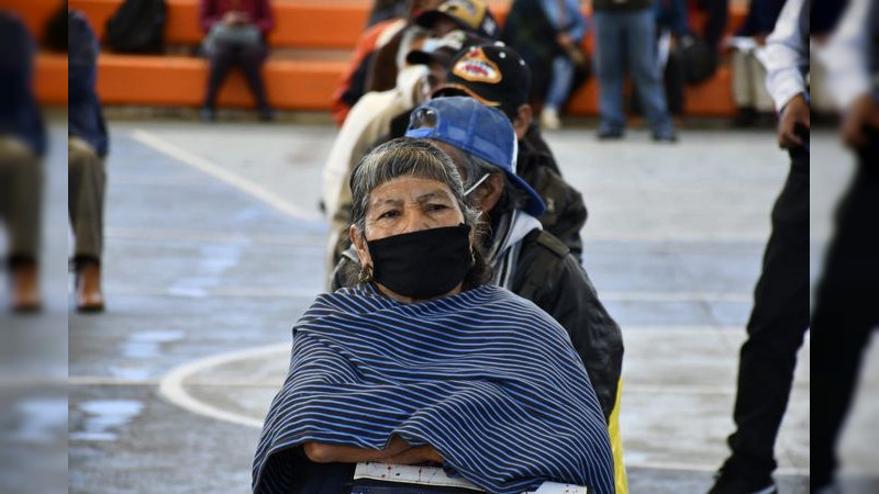 DIF Municipal entrega apoyos a los adultos mayores en Pátzcuaro 
