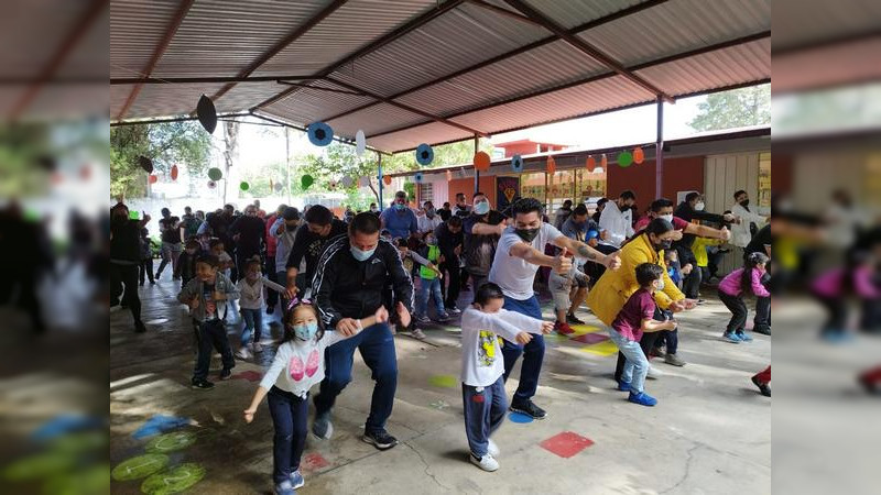 Fomenta SEE convivencia de niñas y niños con sus papás