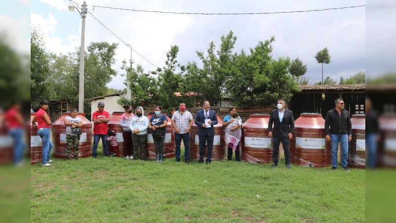 Presidente Municipal de Ciudad Hidalgo hizo entrega de tinacos, Calentadores solares y Pacas de teja de cartón 