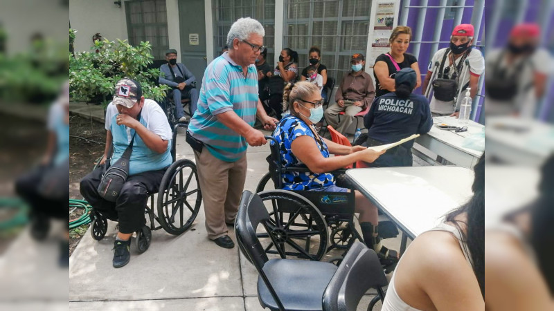 DIF Michoacán emite credenciales para personas con discapacidad en Apatzingán 