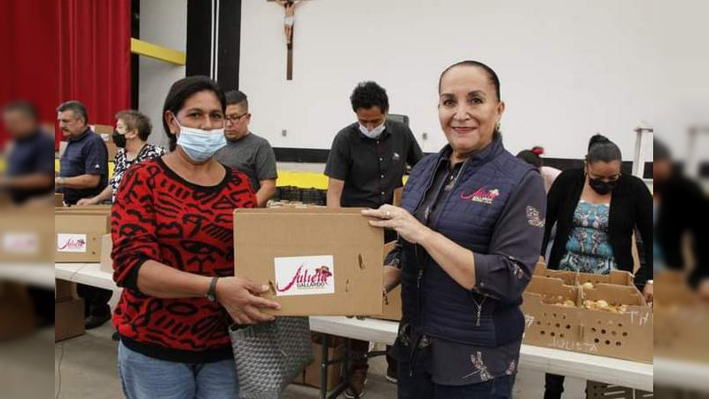 Julieta Gallardo entrega paquetes de pollos en el municipio de Jiménez 