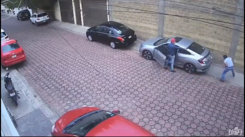 Hombre enfrenta a ladrones armados y evita que roben su auto en Puebla  