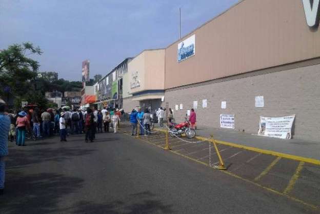 Normalistas se unen con la CNTE para bloquear centros comerciales  