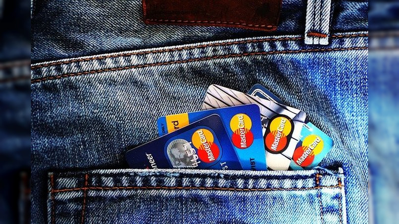 Regulador estadounidense revisará comisiones excesivas de tarjetas de crédito 