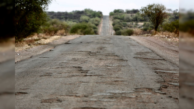 Bedolla pone en marcha rehabilitación de carretera en región Bajío