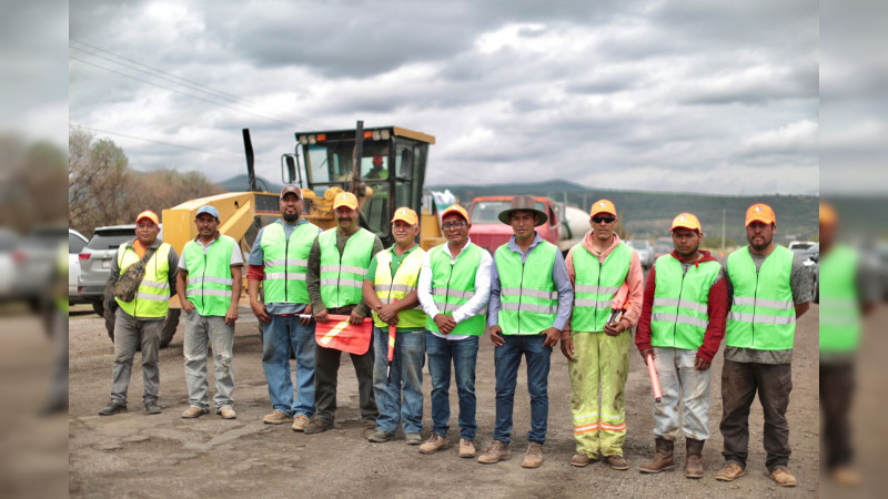 Bedolla pone en marcha rehabilitación de carretera en región Bajío