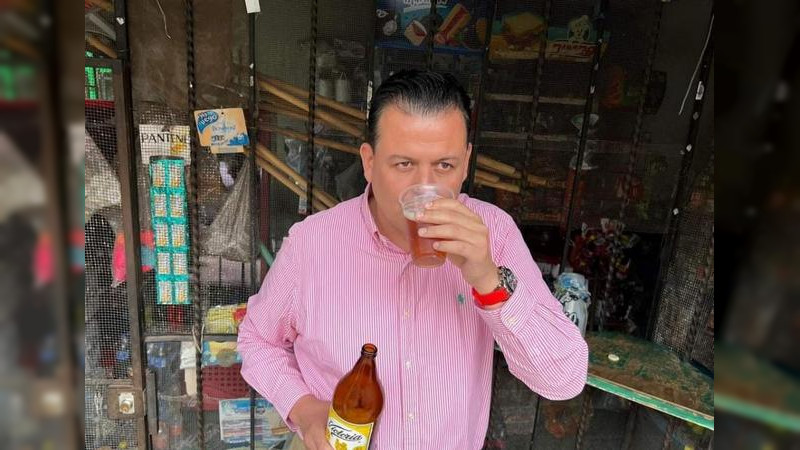 Memo Valencia le enseña a Alfonso Martínez como tomar cerveza 
