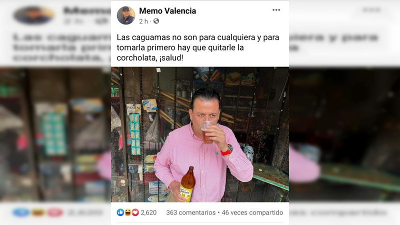 Memo Valencia le enseña a Alfonso Martínez como tomar cerveza